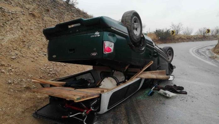Vuelcan paisanos en la Carretera Premier