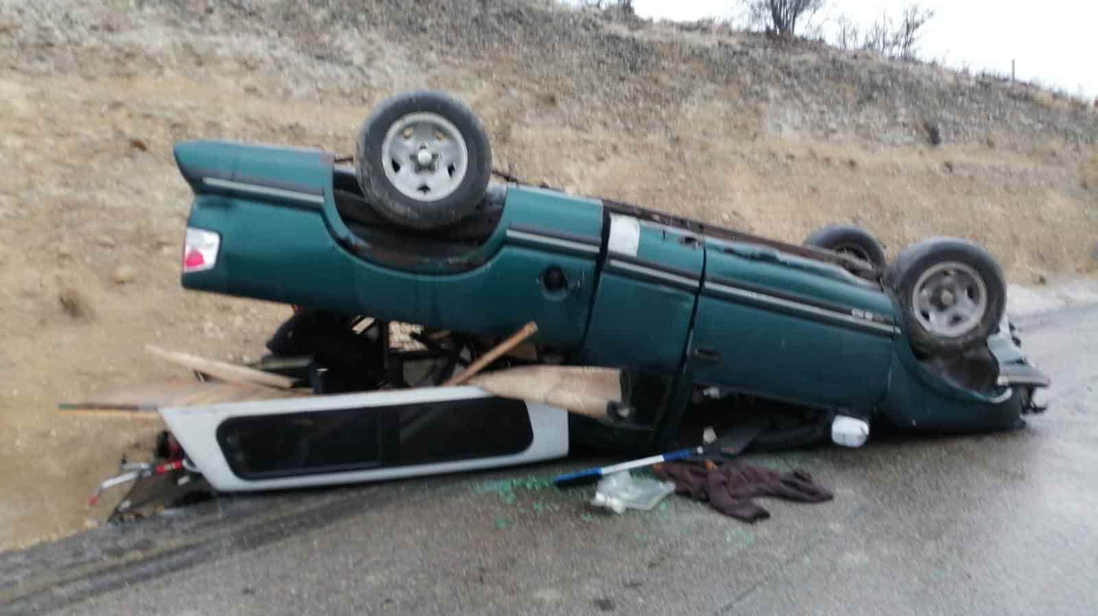 Vuelcan paisanos en la Carretera Premier