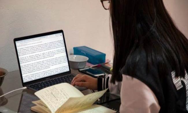 Acusa a maestras de manipular a su hija para cambiarse de genero