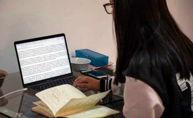 Acusa a maestras de manipular a su hija para cambiarse de genero