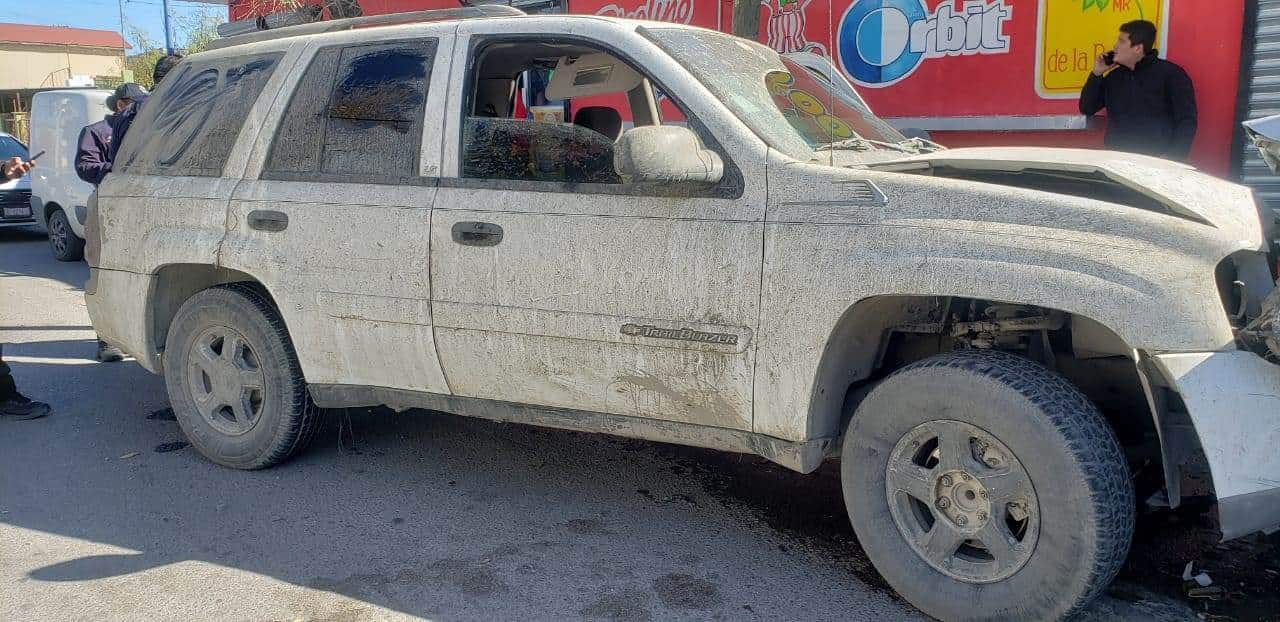 Causa   fuerte choque y  abandona la unidad