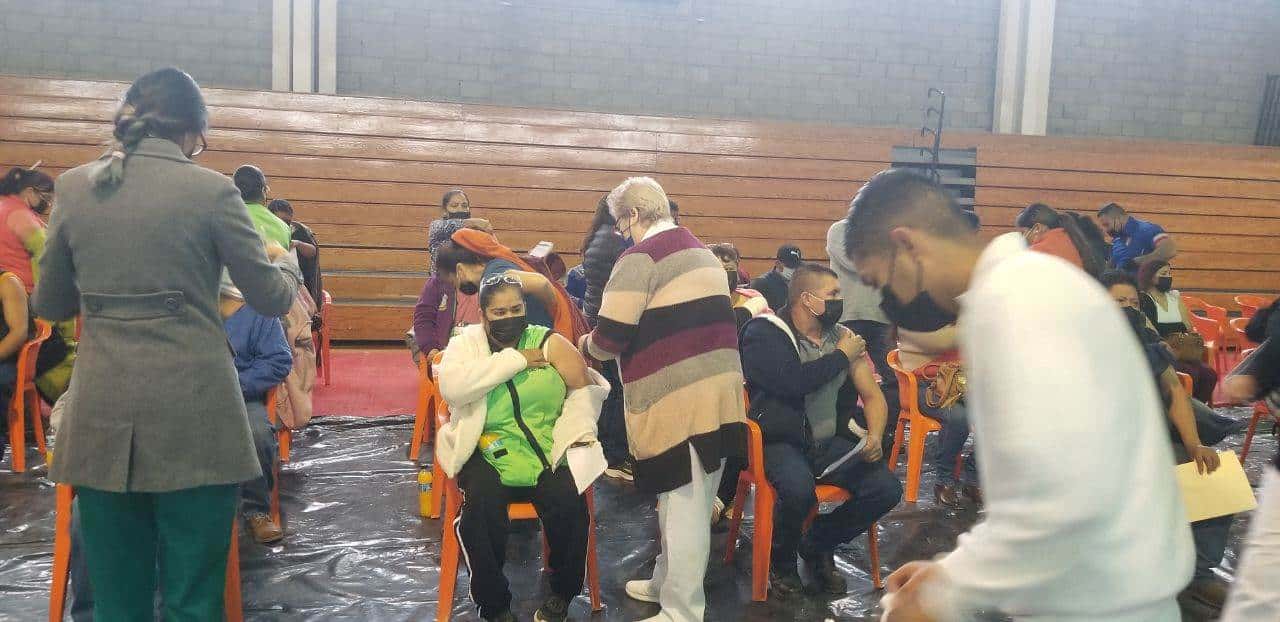 Vacunan a mas de 3 mil adultos de 40 a 49 años