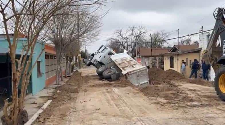 SE TRAGA LA TIERRA A CAMIÓN EN LA  MORELOS