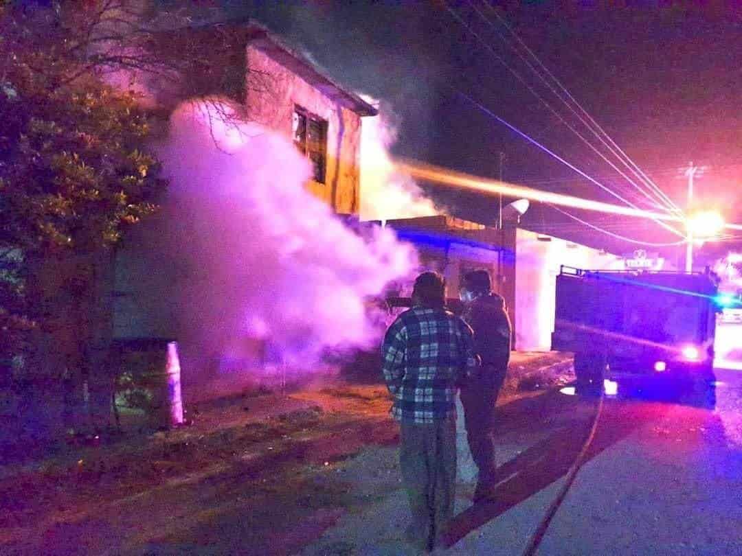 Afortunadamente no hubo daños a personas, solamente daños materiales, al apagar el siniestro.