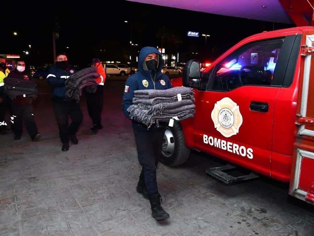 La mayoría de las personas se niegan a acudir a los albergues, por lo que se les brindan alimentos calientes, ropa abrigadora y cobijas.