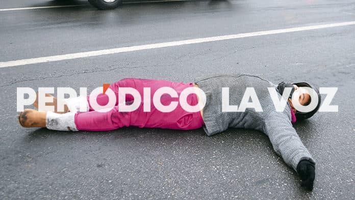 Derrapa mujer en motocicleta