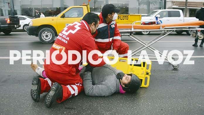 Derrapa mujer en motocicleta