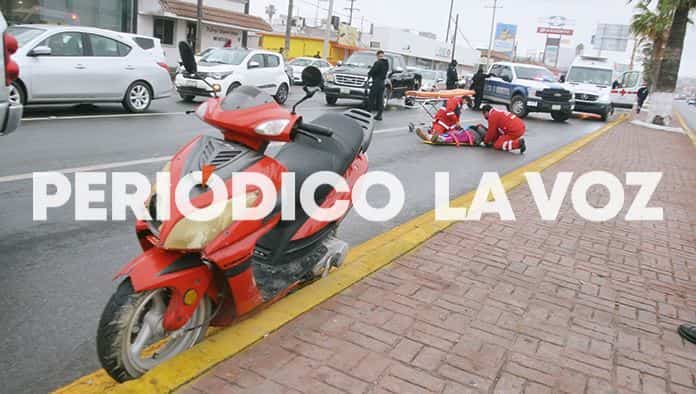 Derrapa mujer en motocicleta