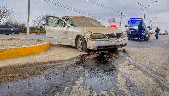 Persecución termina en  volcadura