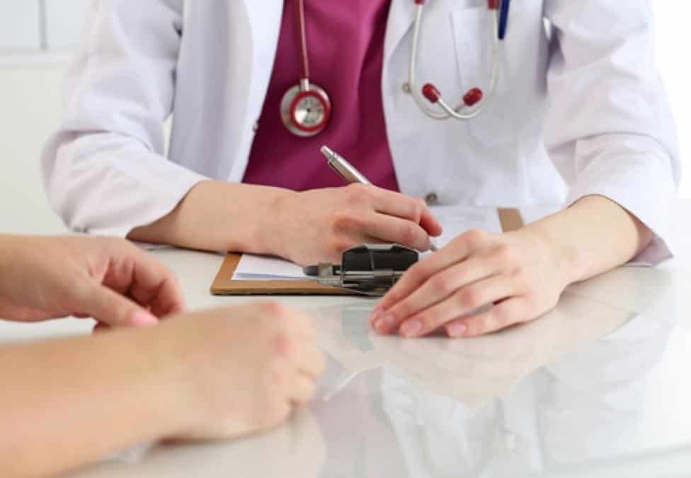 “Yo no conozco a la señora, sé por la gente que es enfermera pero eso no la faculta para atender y medicar pacientes, incluso eso está penado por la ley”.