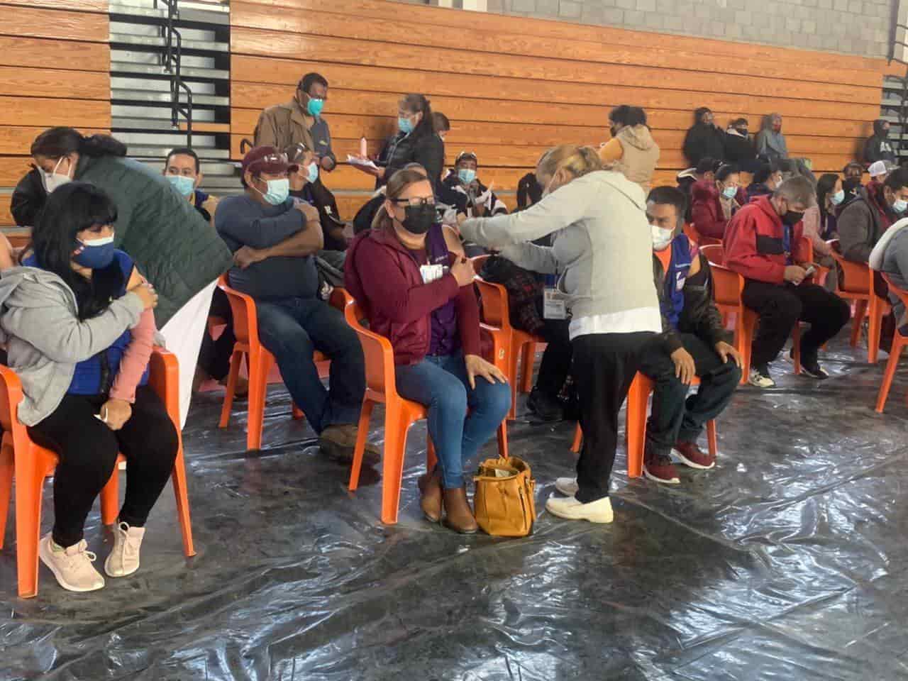 Vacunan a trabajadores  de 43 maquiladoras