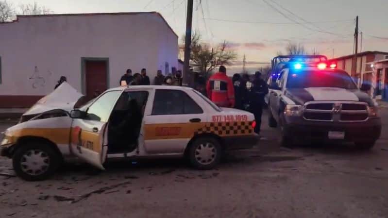JOVEN SE VOLTEA E IMPACTA A TAXISTA EN ACUÑA