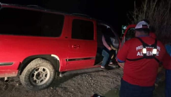 Auto fantasma embiste a camioneta y  deja 2 lesionadas