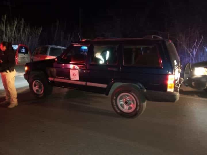 Auto fantasma embiste a camioneta y  deja 2 lesionadas
