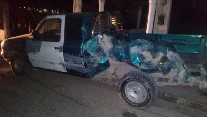 Colisiona ebrio conductor  y  tumba poste de TELMEX y CFE