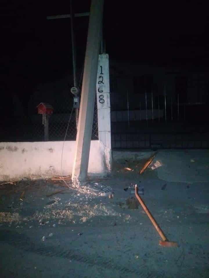 Colisiona ebrio conductor  y  tumba poste de TELMEX y CFE
