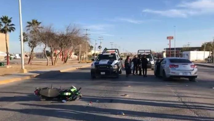 Inexperto al volante se atraviesa  y embiste a motociclista