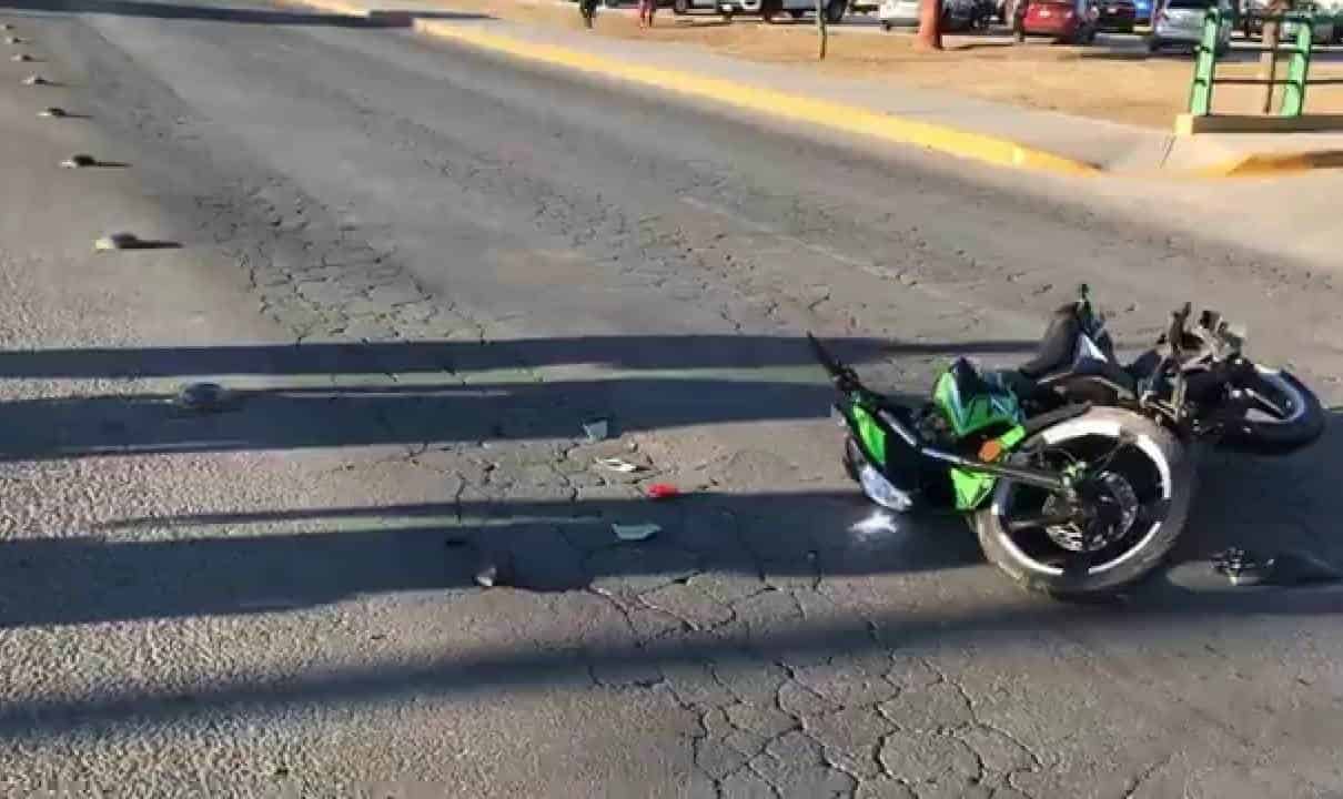 Inexperto al volante se atraviesa  y embiste a motociclista