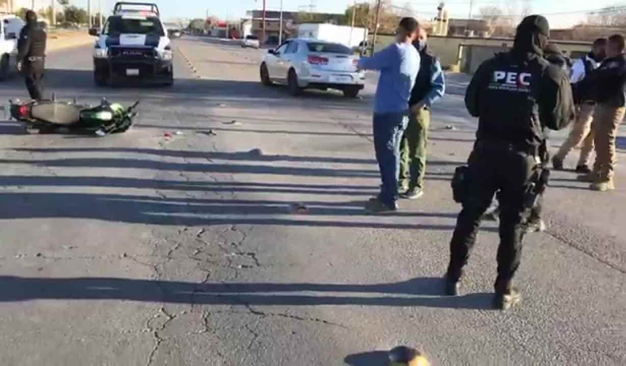 Inexperto al volante se atraviesa  y embiste a motociclista