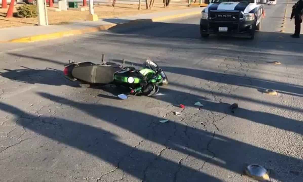 Inexperto al volante se atraviesa  y embiste a motociclista