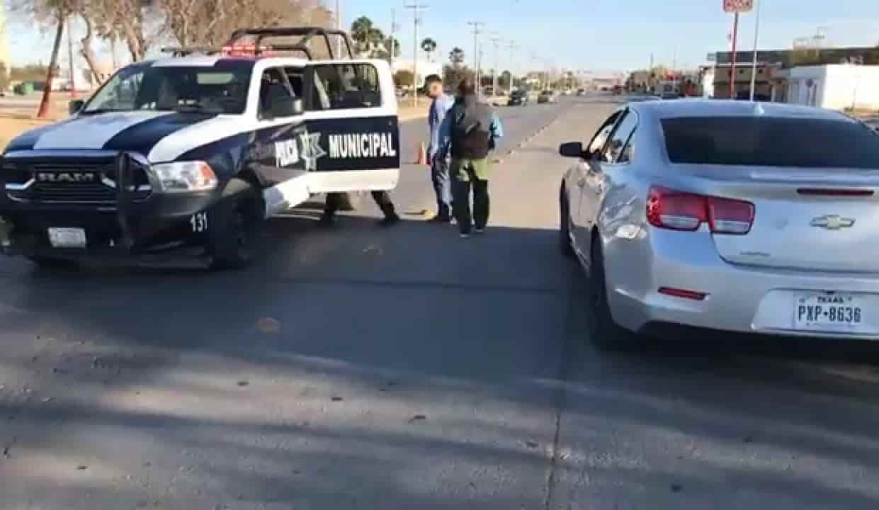 Inexperto al volante se atraviesa  y embiste a motociclista