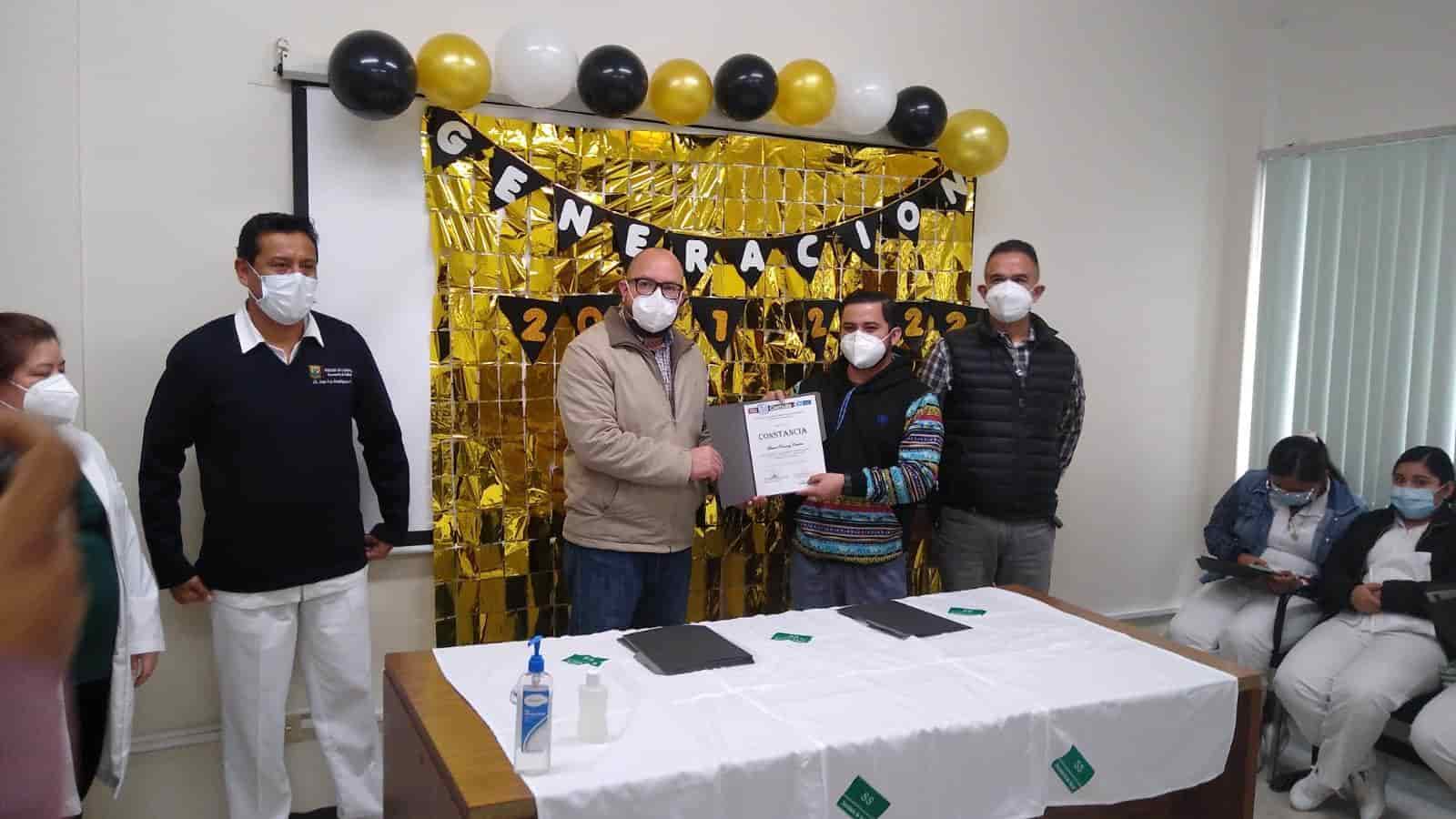 Entregan  constancias  a pasantes  del servicio social