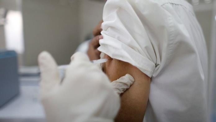 Lleva a su esposo atado con una cuerda a ponerse la vacuna contra el COVID