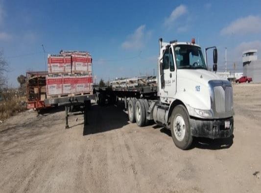 Derriba tráiler 2 postes de Telmex al realizar una mala maniobra