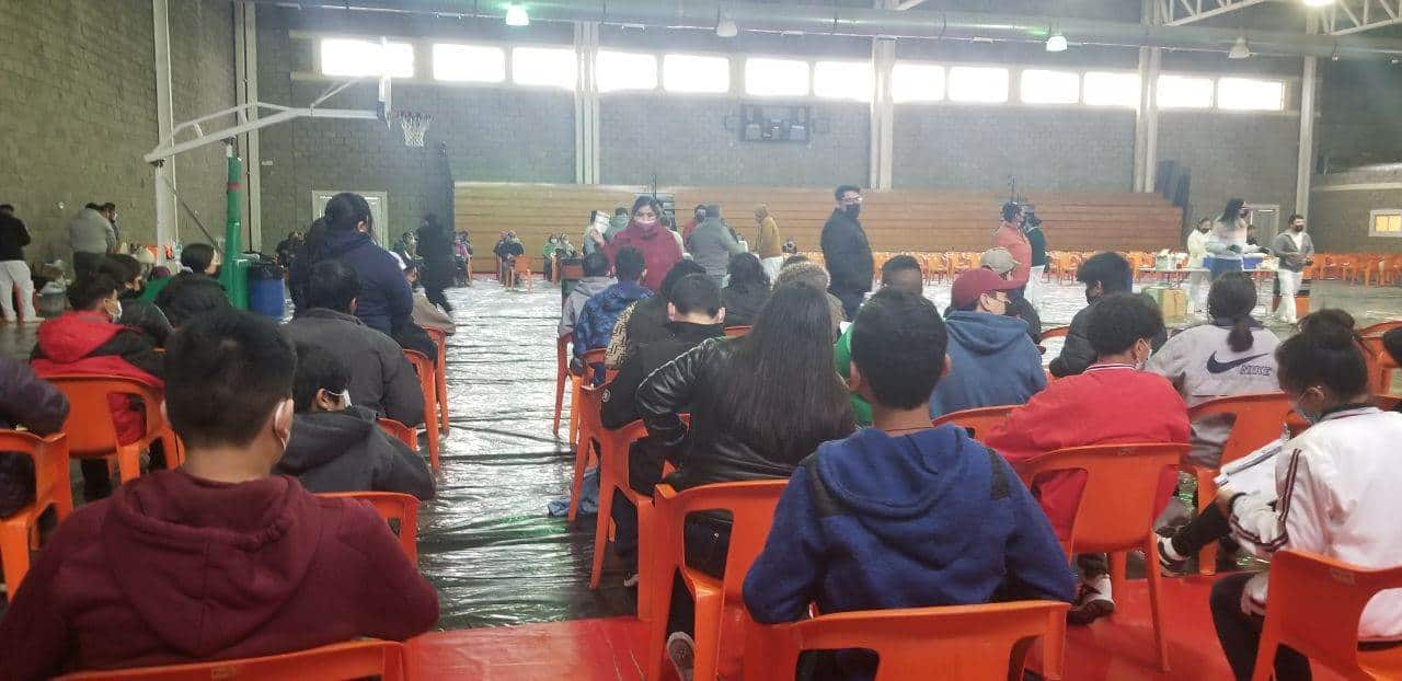 Vacunan  a jóvenes de 14 a 17 años