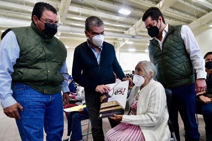 Entrega Miguel Riquelme 245 escrituras en Monclova