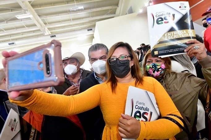 Entrega Miguel Riquelme 245 escrituras en Monclova