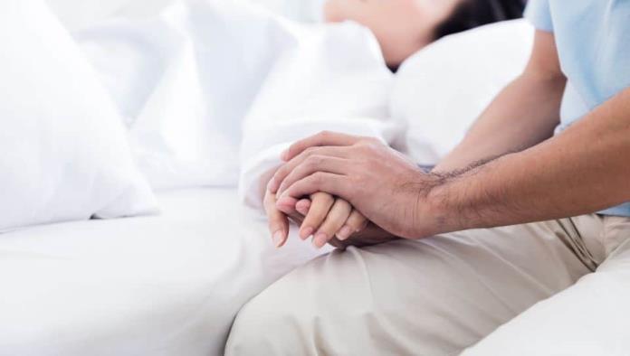Tiene una enfermedad terminal y le confiesa a su esposo desea tener encuentro con su ex