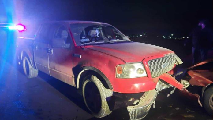 Inexperto al volante Invade carril y causa choque