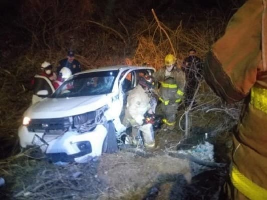 Imprudente texano se pasa el alto y  choca a taxista