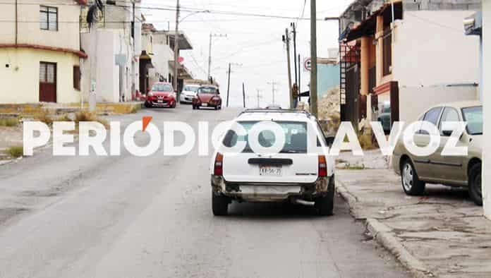 Acaba motociclista en el pavimento