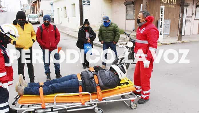 Acaba motociclista en el pavimento