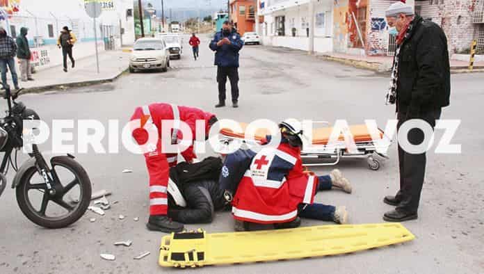 Acaba motociclista en el pavimento