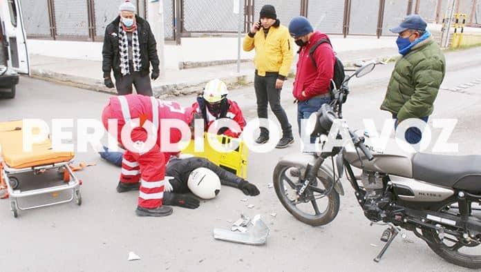 Acaba motociclista en el pavimento