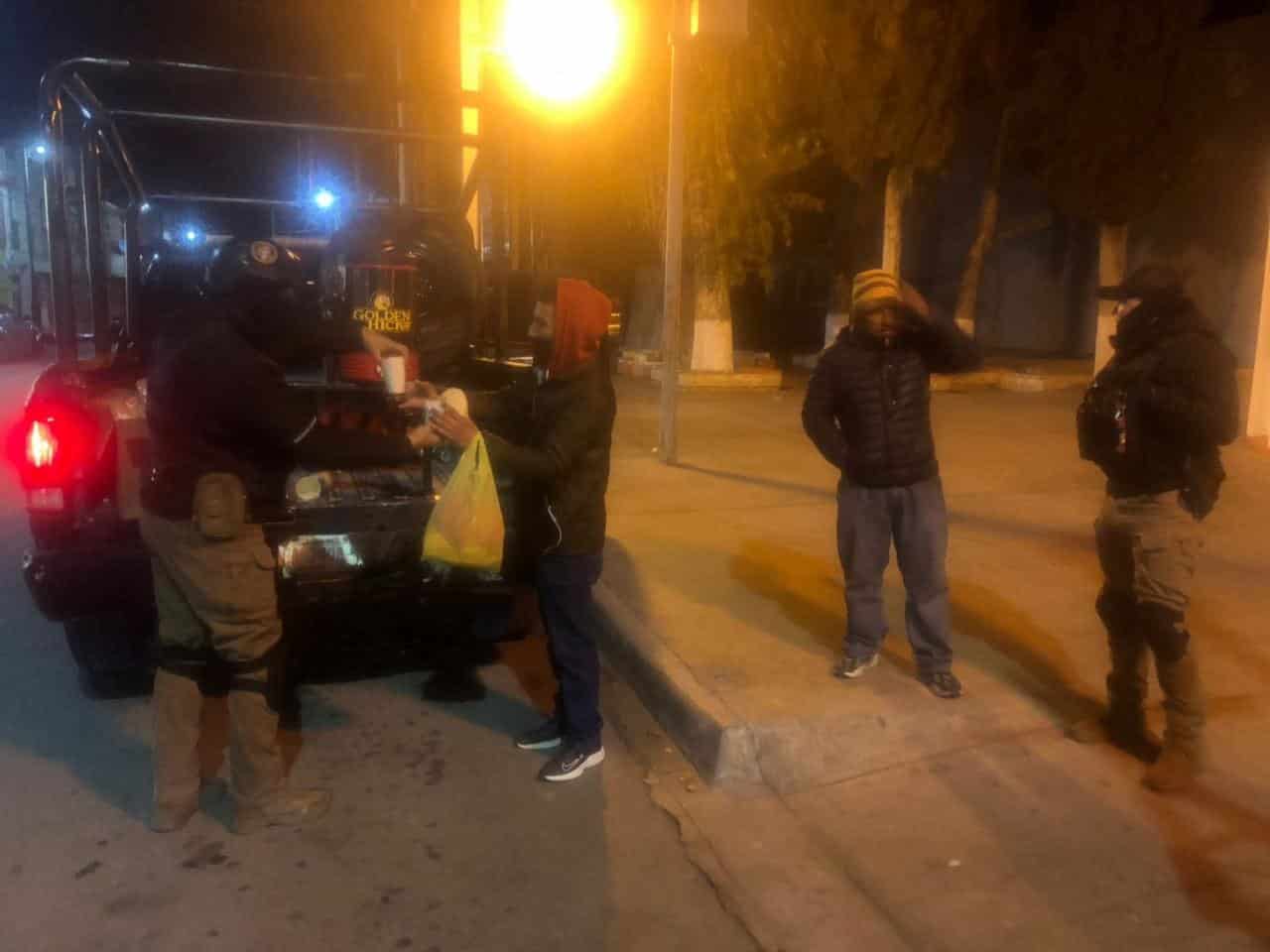 Reparte PCC  café y pan dulce  a  migrantes y ciudadanía