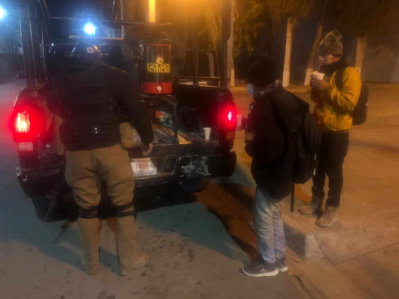 Reparte PCC  café y pan dulce  a  migrantes y ciudadanía