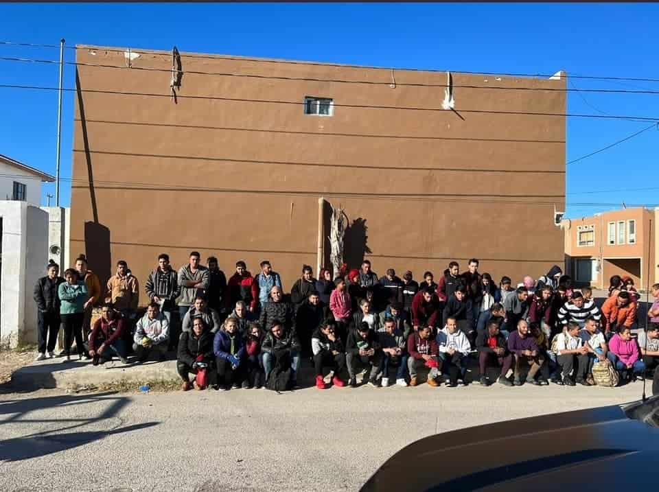 Detienen a 60 migrantes  y  dos polleros
