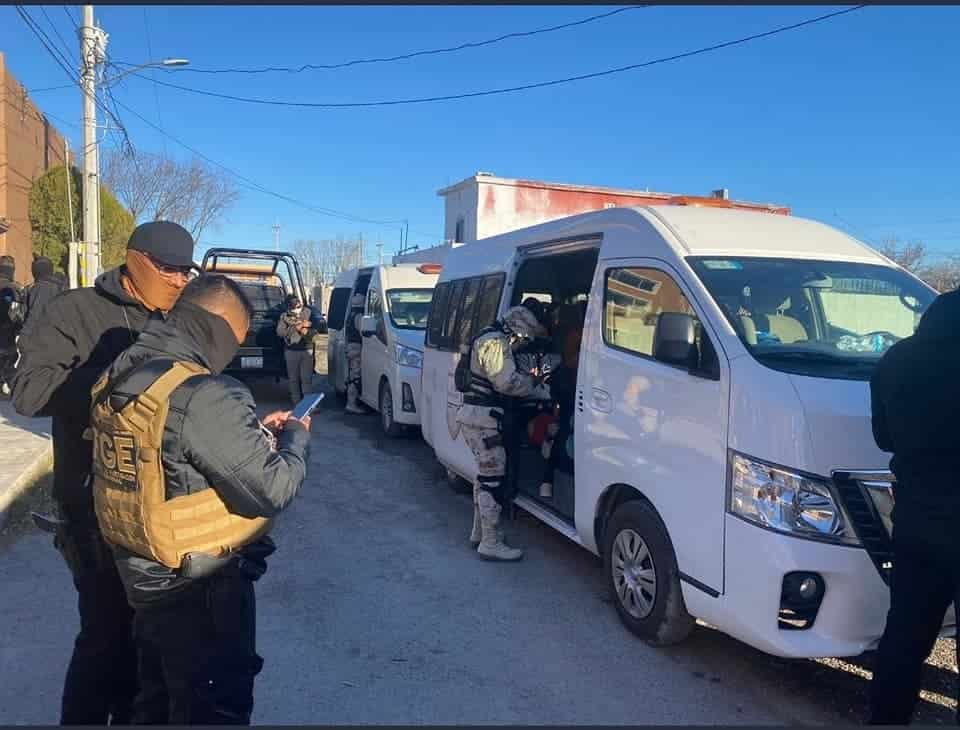 Detienen a 60 migrantes  y  dos polleros
