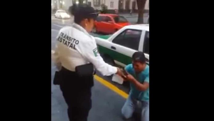 Taxista se hinca para que no le pongan multa
