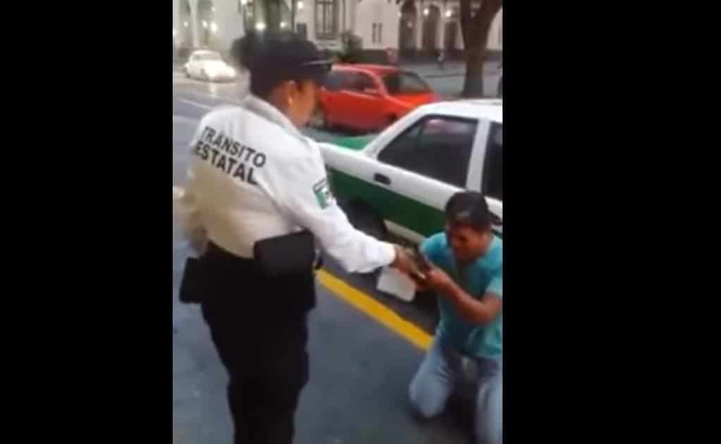 “Necesito el dinero para poder alimentar a mis hijos”, suplicaba el taxista. La agente vial, ni se inmutó y lo multó.