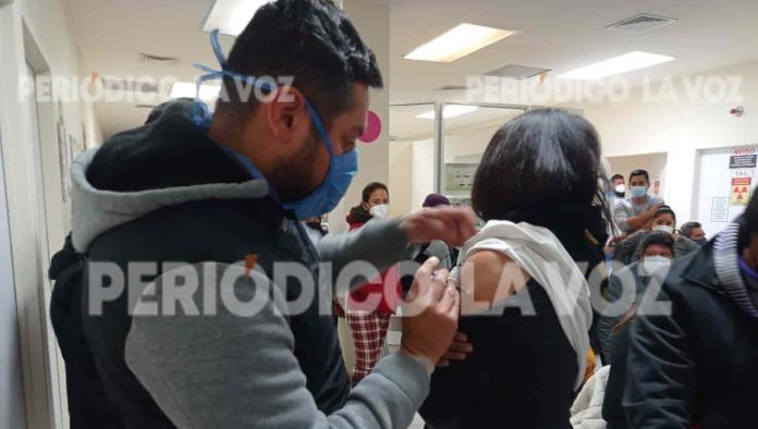 Vacunan contra COVID a maestros rezagados