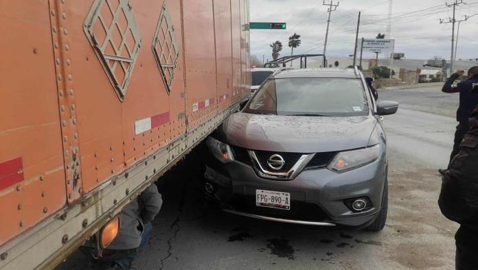 Imprudente conductora se impacta en tráiler