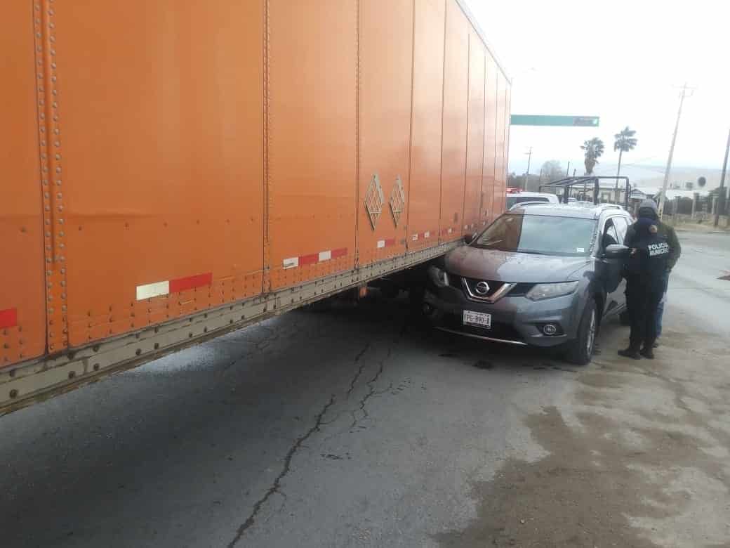 Imprudente conductora se impacta en tráiler