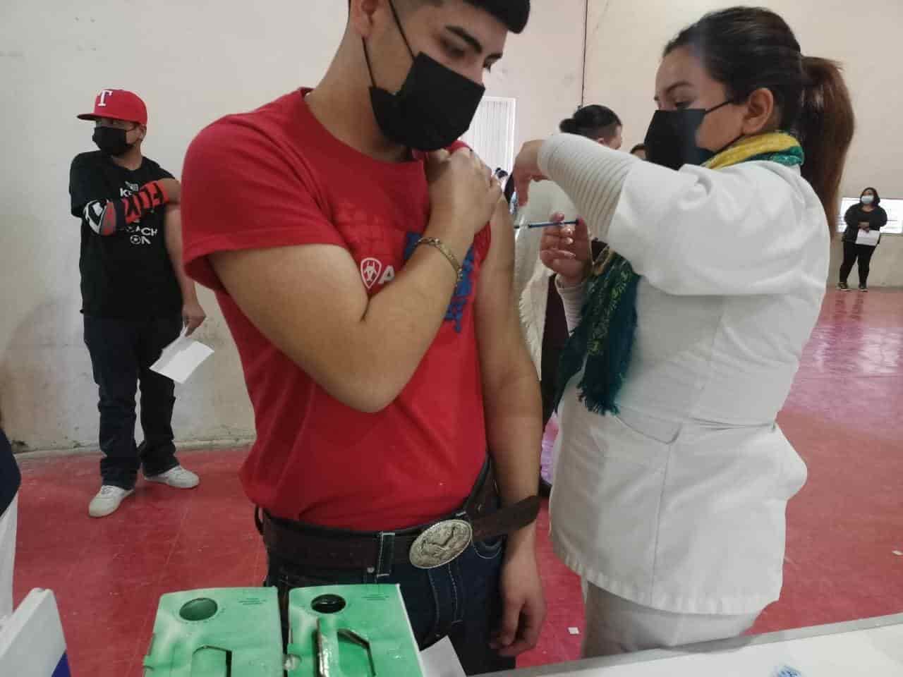 Aplican 3ra dosis a mayores de 30 contra coronavirus