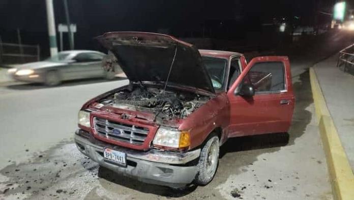 Arde camioneta  del motor