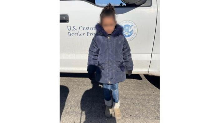 Cruza sola rio  niña migrante